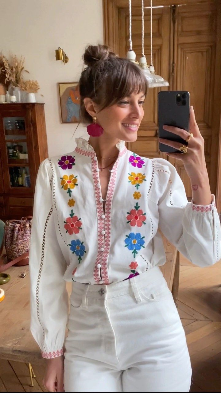 Modelo con blusa blanca bordada con flores