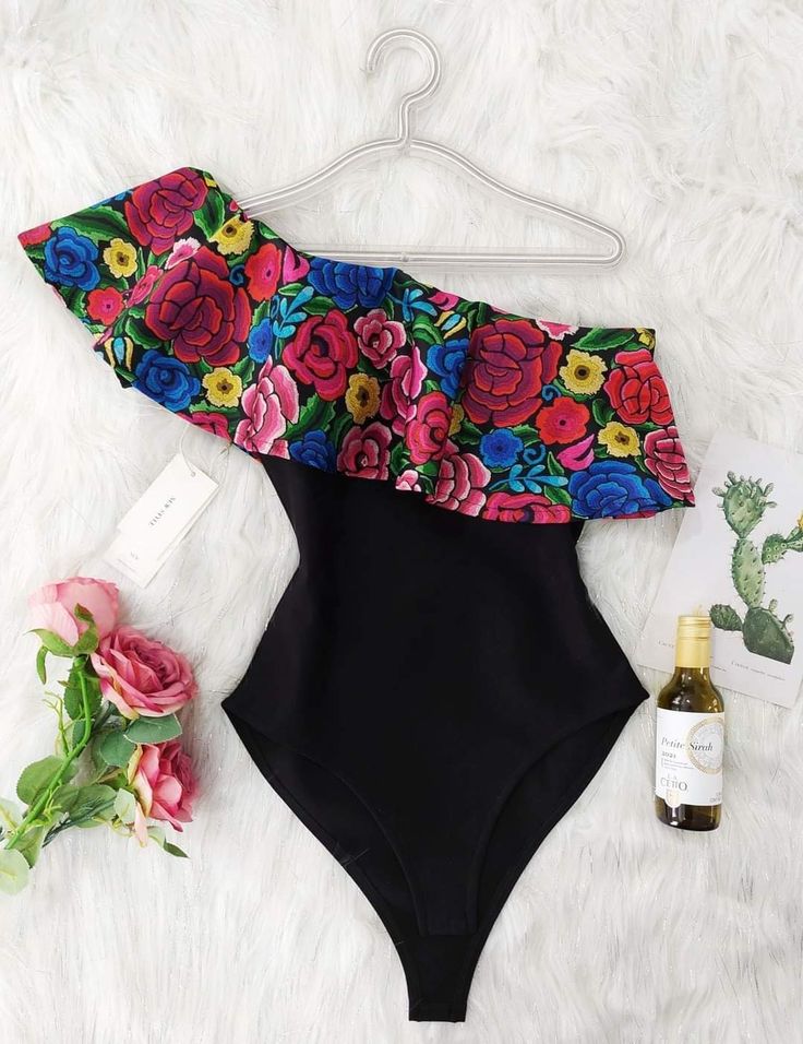 Body negro asimétrico con bordado de rosas