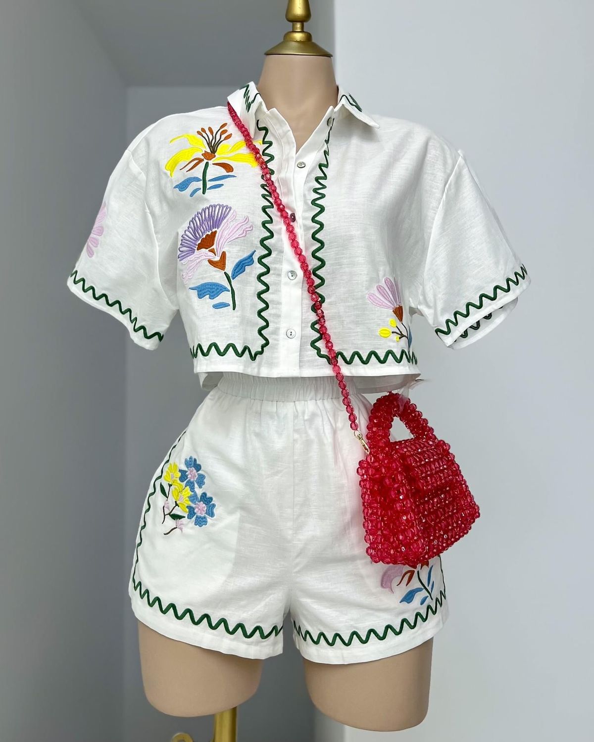 Conjunto blanco corto con bordado floral