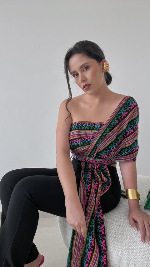 Mujer con rebozo de textil multicolor