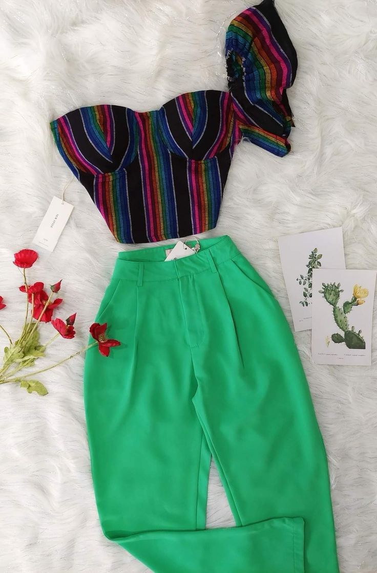 Top de textil multicolor y pantalón verde