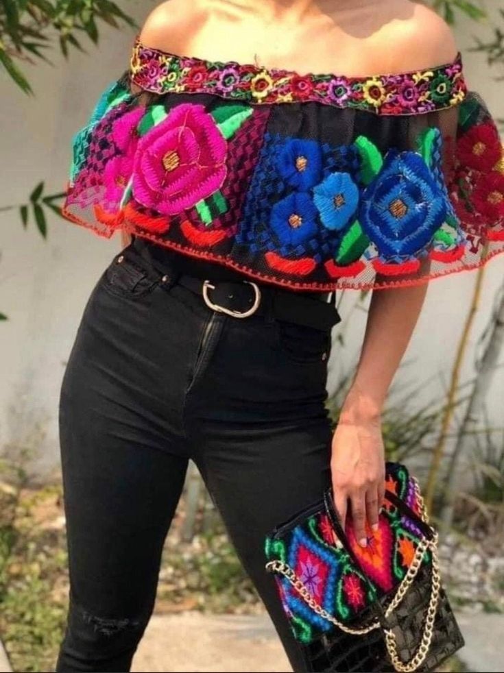 Modelo con top floral y pantalón negro